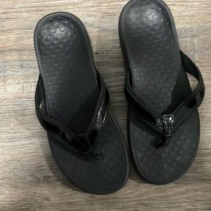 Vionic Tide women’s flip-flops size 9. Black. Good used condition.